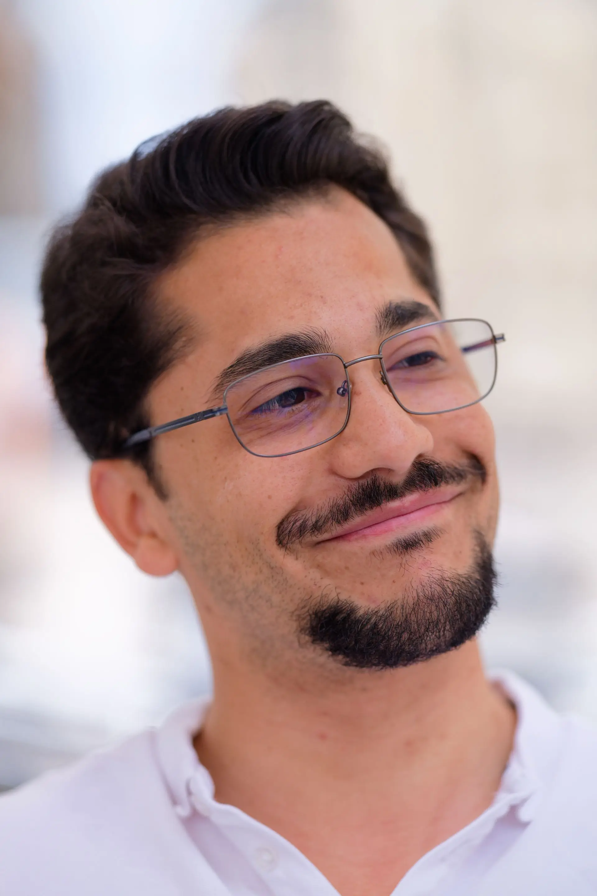 Retrato de un cliente sonriendo