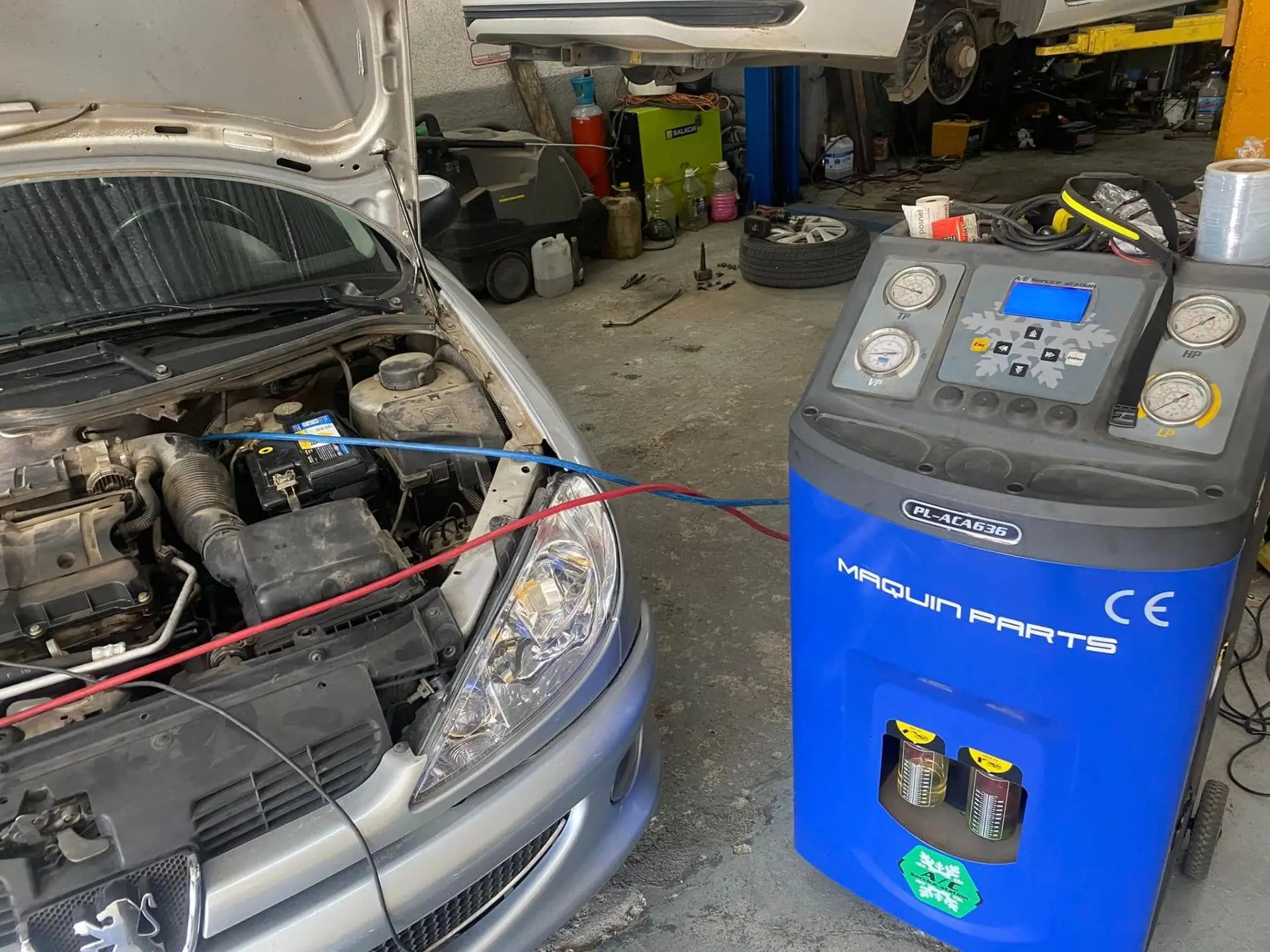 Carga y revisión del aire acondicionado de un auto