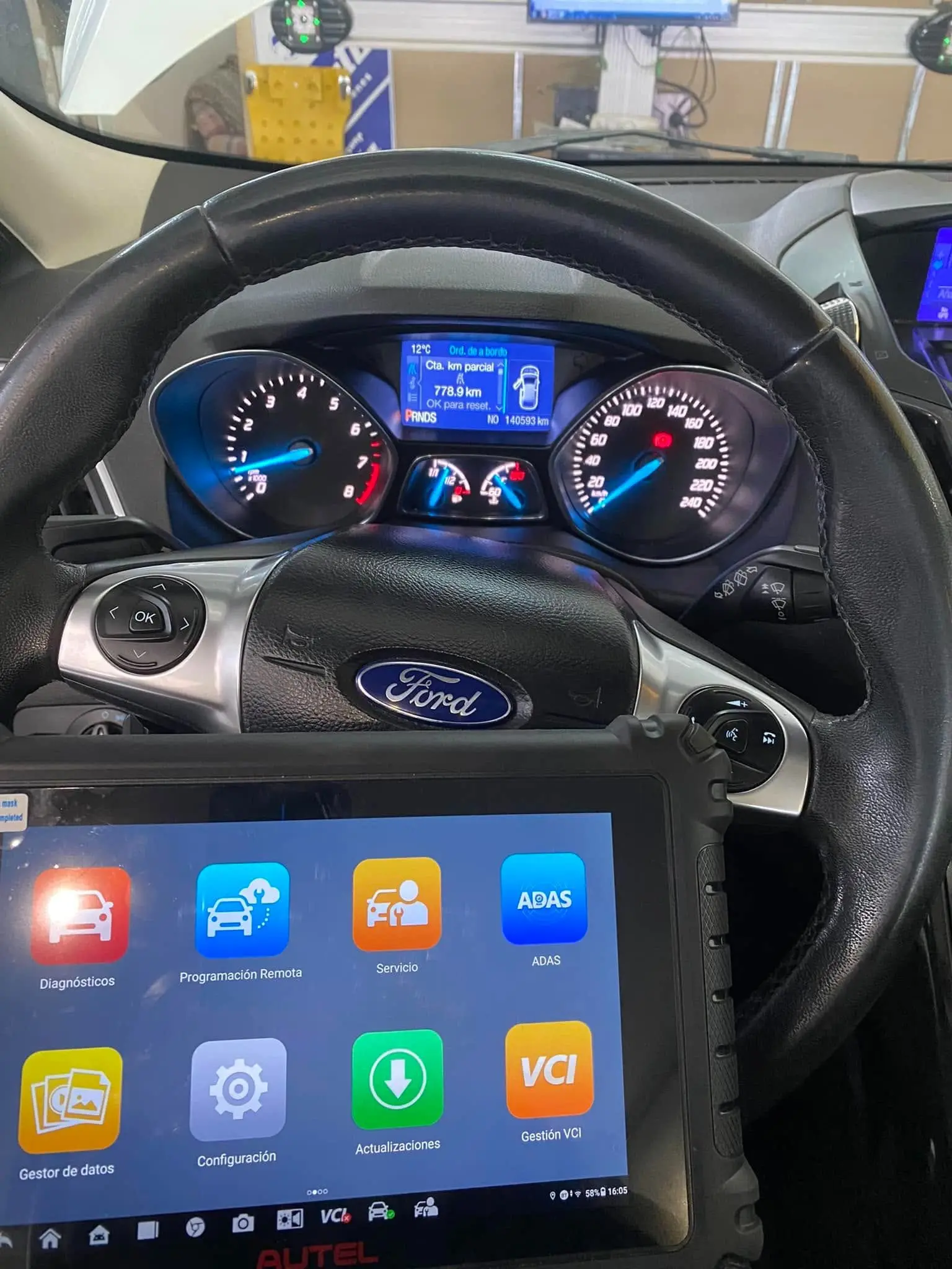 Diagnóstico con escáner multimarca sobre un Ford